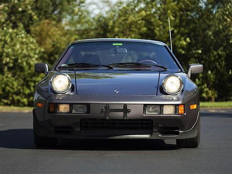 Porsche 928 con i fari a scomparsa sollevati, che le conferiscono un aspetto peculiare