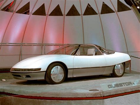 Buick Questor, concept car futuristica con fari nascosti e tecnologie avanzate