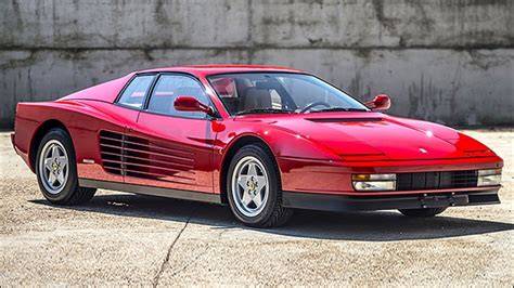 Ferrari Testarossa con i fari sollevati, icona del design anni '80