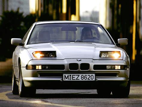 BMW Serie 8 con i fari a scomparsa chiusi, mostrando il design minimalista