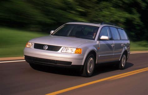 Volkswagen Passat Wagon in marcia su autostrada