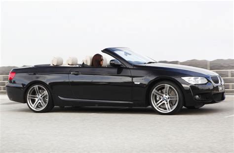 Interno di una BMW Serie 3 Cabrio (E93) con cruscotto e console centrale