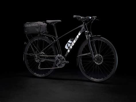 Ciclista donna su Trek Dual Sport 4 in ambiente naturale
