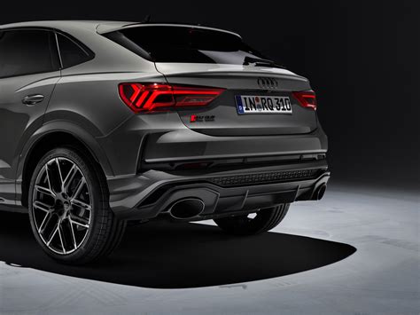 Audi RS Q3 Sportback in movimento su strada