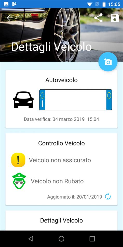 Smartphone che mostra un'app di controllo veicoli con icone di verifica assicurazione e bollo