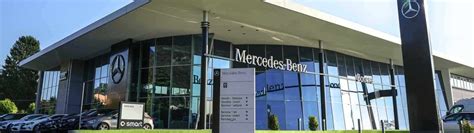 Concessionaria Mercedes-Benz con auto in esposizione