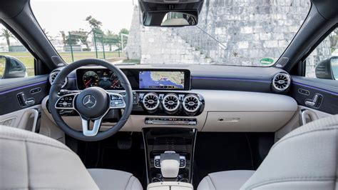 Interni di una Mercedes-Benz Classe A con sistema di infotainment