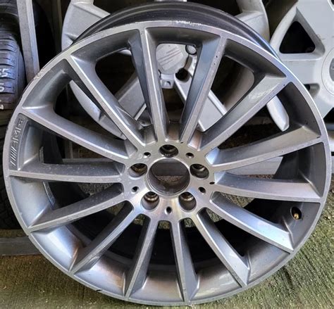 Dettaglio di cerchi in lega su una Mercedes-Benz Classe A