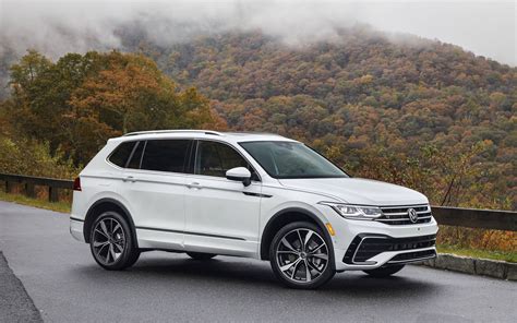 Volkswagen Tiguan in un paesaggio montano
