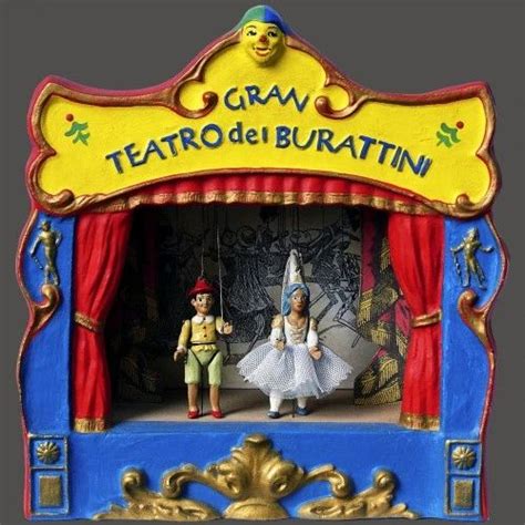 Coppola da bambino con i teatrini di marionette