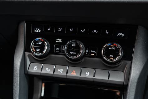 Schermata del navigatore Škoda Karoq con indicazioni di traffico