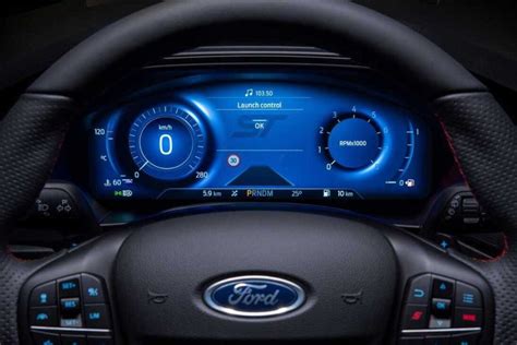 Interno di una Ford Mondeo con focus sul volante e la sua zona di regolazione