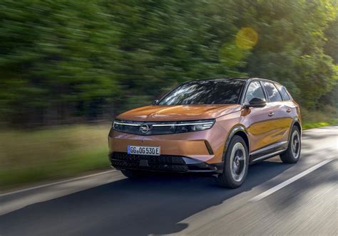 Opel Grandland in movimento su strada