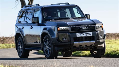 Interni Toyota Land Cruiser J250 con cruscotto digitale