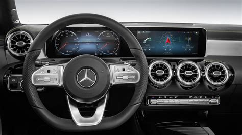 Mercedes Classe A W177 interni con display MBUX