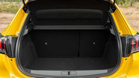 Vista del bagagliaio Peugeot 208 con sedili posteriori abbassati