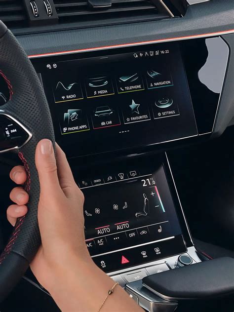 Plancia interna Audi Q8 con display MMI