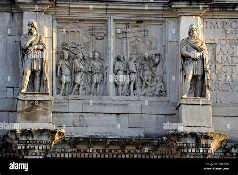 Arco di Costantino a Roma, con statue di guerrieri daci