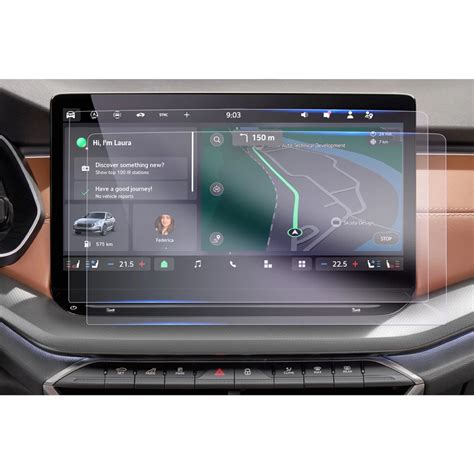 Skoda Octavia con schermo infotainment acceso e iPhone collegato