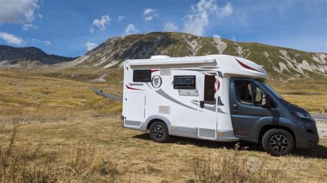 Camper semintegrale Elnagh Baron 531 in un paesaggio panoramico