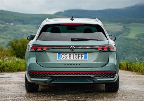 Vista posteriore di una Volkswagen Passat Variant