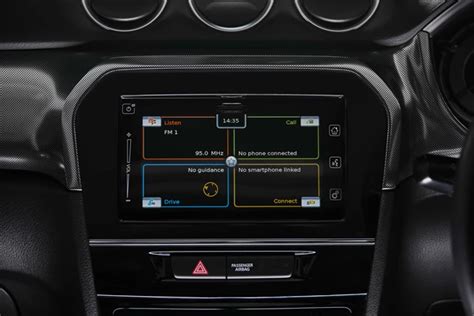 Schermata infotainment Suzuki Vitara Hybrid