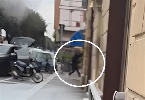 Schermidori in azione durante un assalto