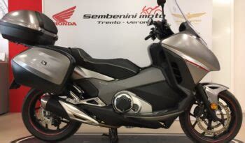 team Sembenini Moto Trento sorridente con clienti