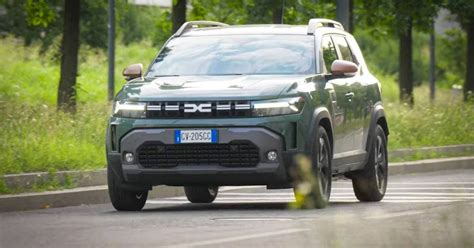 Dacia Duster in azione su strada sterrata
