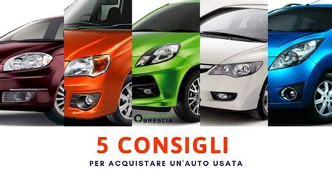 Persona che effettua un test drive per valutare l'auto