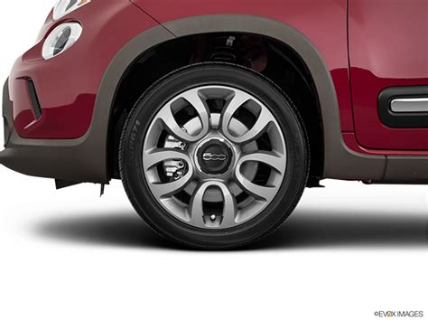 Fiat 500L front right wheel side view