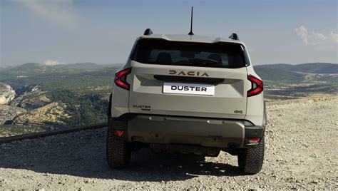 Vista laterale di una Dacia Duster 4x4 in un contesto rurale