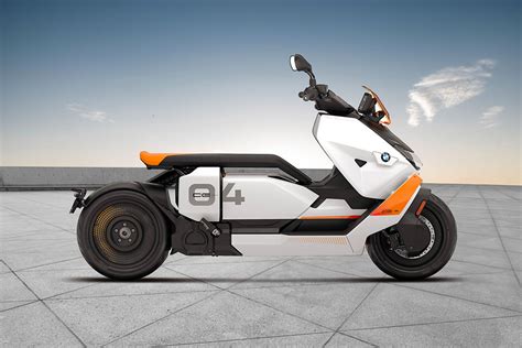BMW CE 04 in ambiente urbano