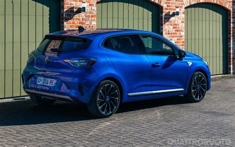 Renault Clio in primo piano su strada