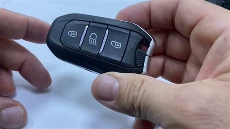 Estrazione della chiave meccanica da un telecomando keyless