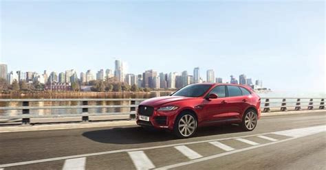 Jaguar E-Pace in un contesto urbano