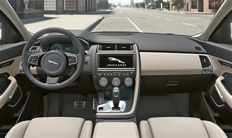 Interni della Jaguar E-Pace con cruscotto digitale