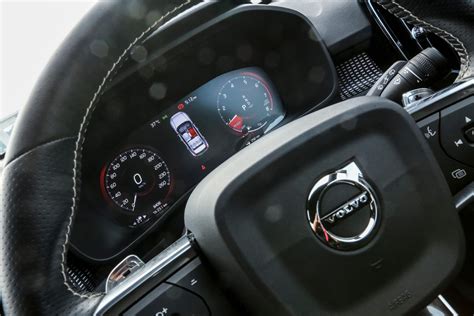 Dashboard Volvo V40 con spia di manutenzione accesa