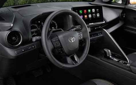 Interno Toyota C-HR con navigatore