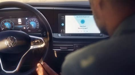 Schema che mostra l'integrazione tra smartphone, App-Connect, comandi vocali Volkswagen e assistenti virtuali esterni