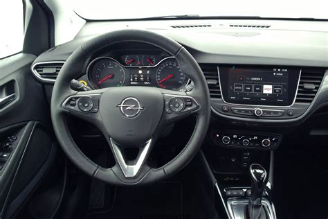 Interni Opel Crossland con schermo infotainment