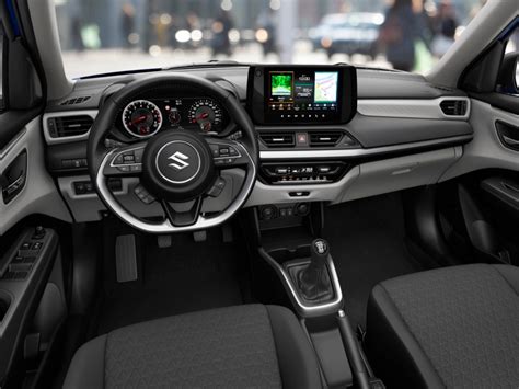 Interni della Suzuki Swift Hybrid con display touchscreen