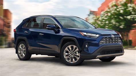 Toyota RAV4 vista frontalmente con la nuova calandra