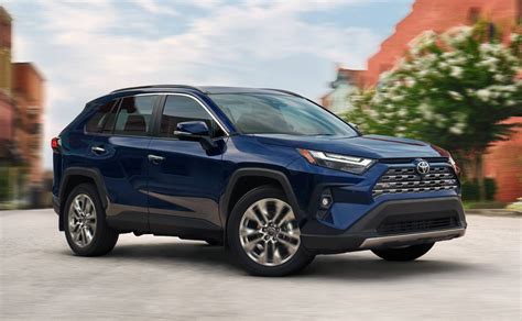Toyota RAV4 su uno sterrato leggero