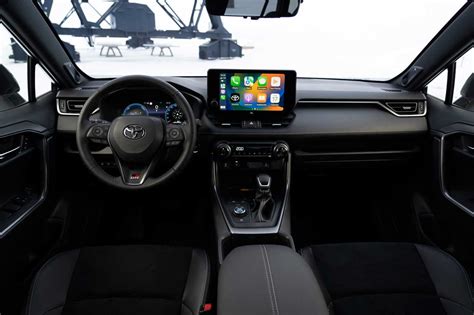 Interno della Toyota RAV4 con plancia moderna e spaziosa