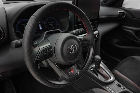 Immagine di una Yaris Cross con il cruise control attivo