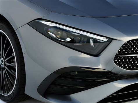 Mercedes Classe A esterno frontale fari LED e griglia a stella