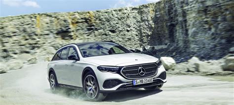 Mercedes Classe A in curva su strada panoramica dinamica di guida