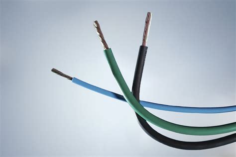 confronto visivo tra cavi candela in PVC e cavi in silicone con contatti a molla
