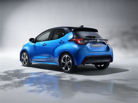 Toyota Yaris prima generazione in un contesto urbano